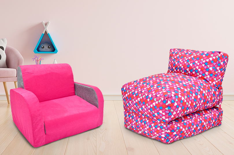 Un pequeño sofá para niños, un sillón doble, muebles en la